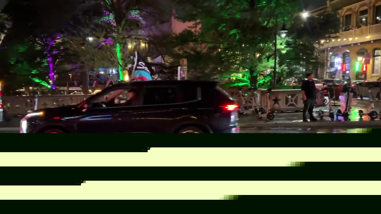 时隔七年重返季后赛并取胜大批马刺球迷开车上街鸣笛庆祝