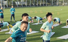 国足集结上海全力备战，武磊朱辰杰现身训练场边慢跑，球队为接下来关键赛事积极调整状态