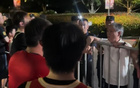 广厦男篮遭遇三连败，现场球迷情绪失控怒斥球队表现不佳，质疑主帅王博战术安排，愤怒声讨球员软弱无能，令人深感失望与无奈！
